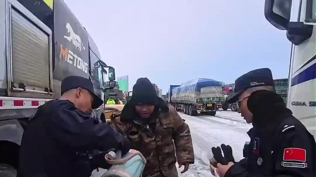 甘肃酒泉突降雨雪　他们暖心救助滞留司乘