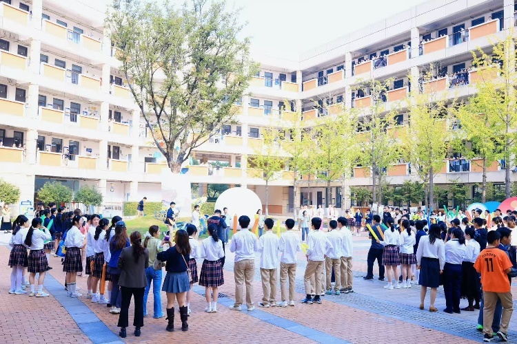 师生在校园展示才艺