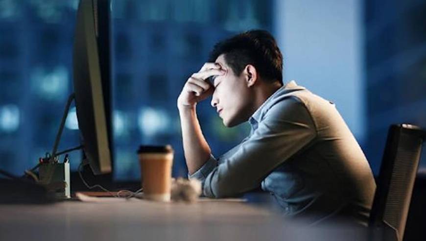 男子连熬夜3天赶PPT，每天干到凌晨两三点，“眼睛里好像有水在晃”，医生：再晚来就瞎了