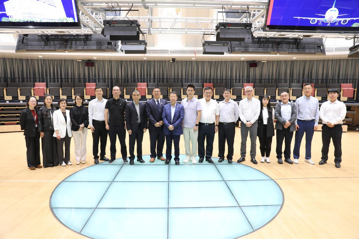 集团、医院领导及保险业嘉宾在武汉亚心总医院合影