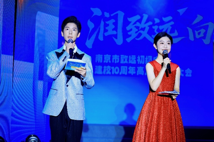 校友主持人吴怡诺(右)与曾泓博同学倾情表达