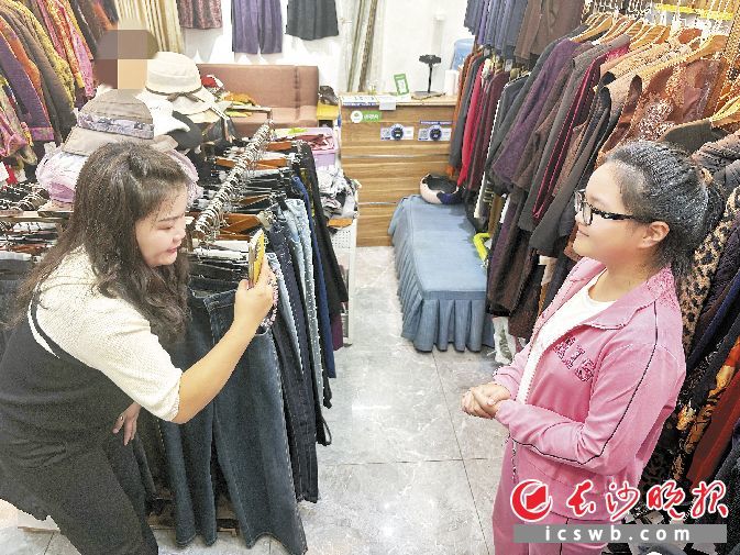 胡丹在给女儿拍摄口播视频。长沙晚报全媒体记者 徐珍珍 摄