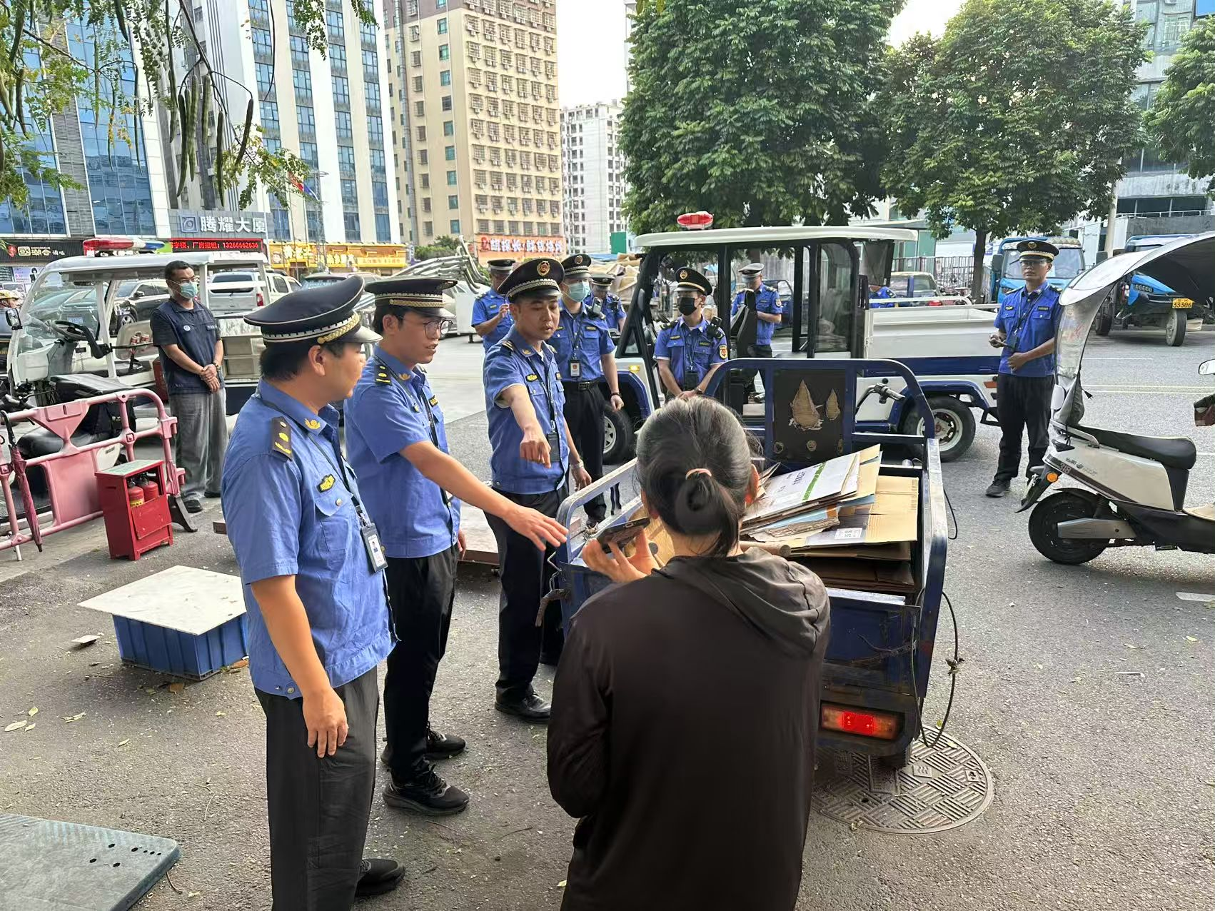 扮靓街区迎盛会！西乡街道整治占道乱象，打通市民出行路