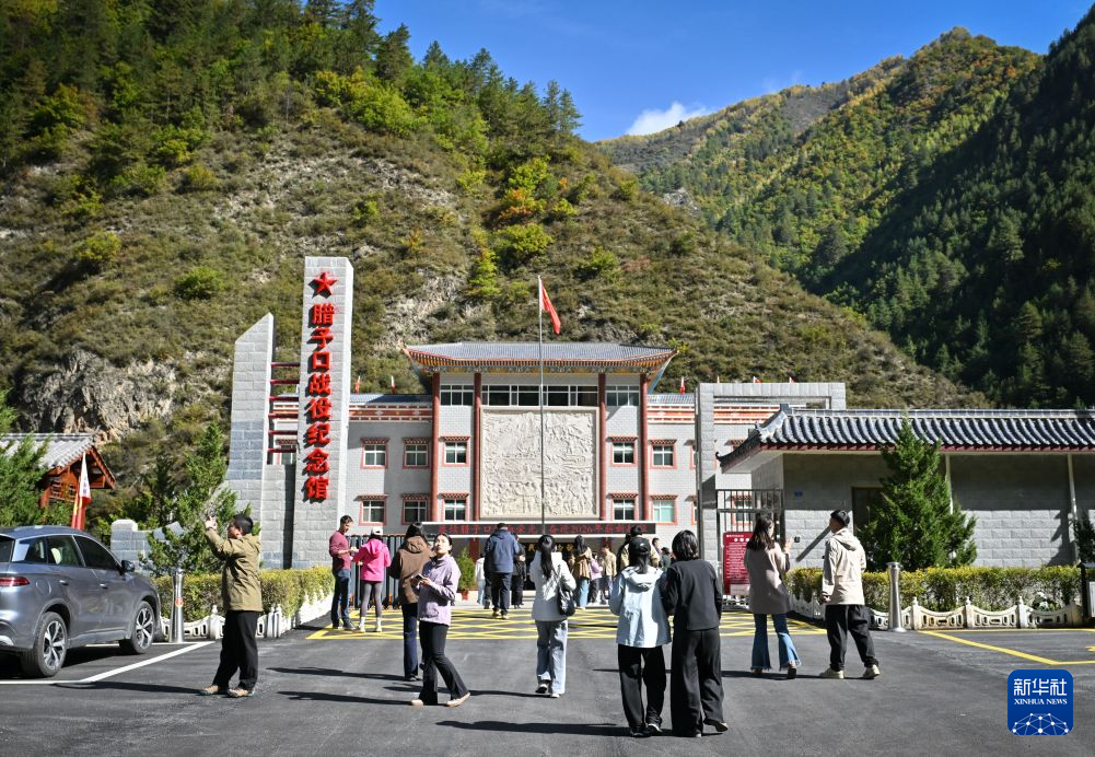 10月14日,人们在腊子口战役纪念馆参观。新华社记者 韩旭 摄