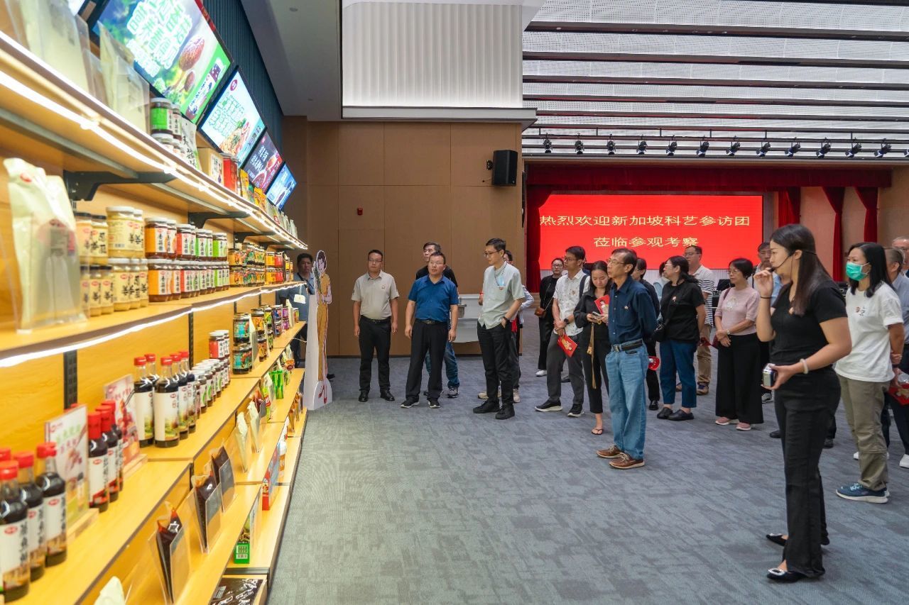 八千里路牵情谊 狮城嘉宾汇仲景 新加坡中医药界友人访问仲景宛西制药