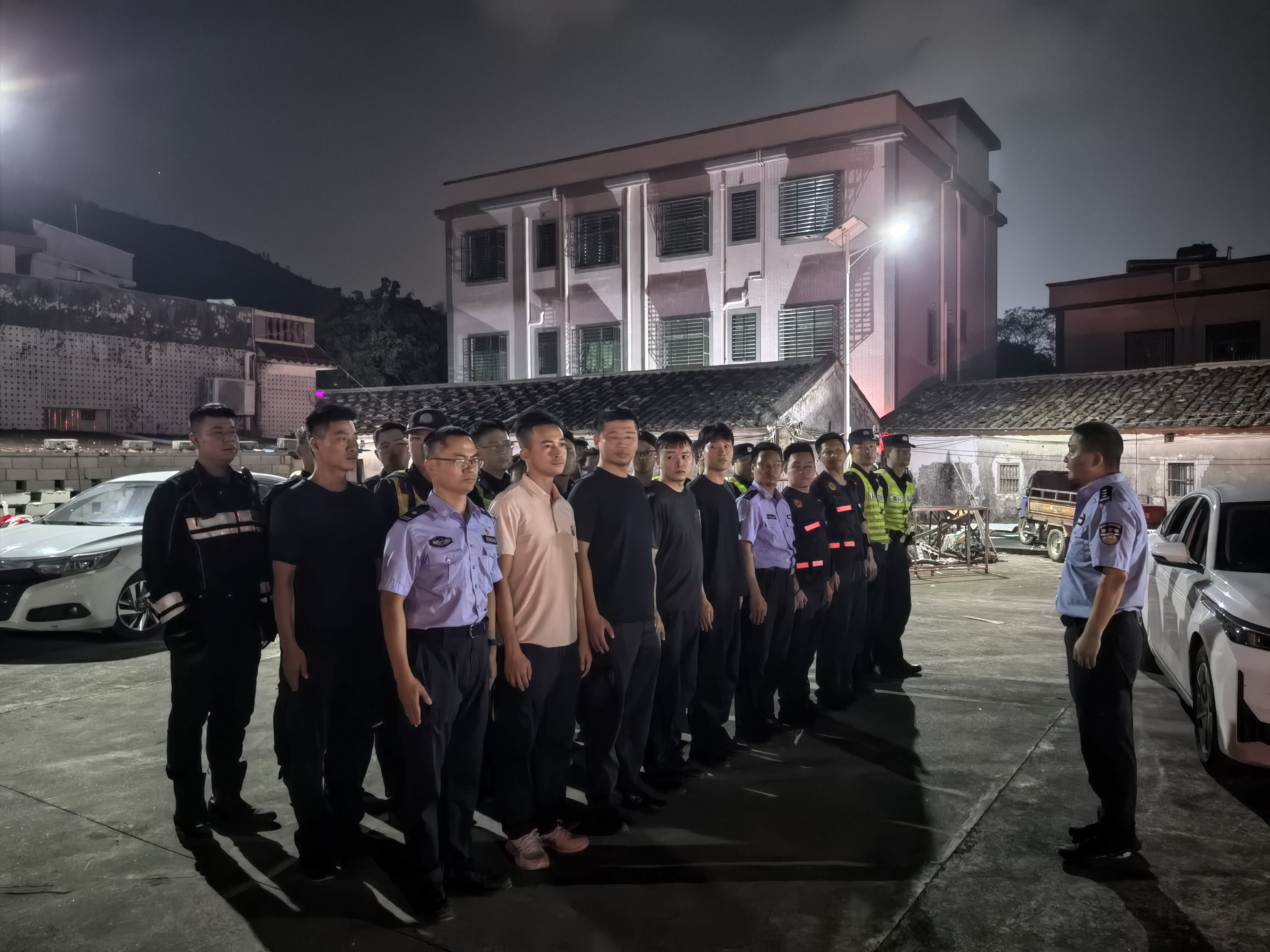 深汕公安联动多方力量连夜搜救19小时,成功找回山林失联七旬老人
