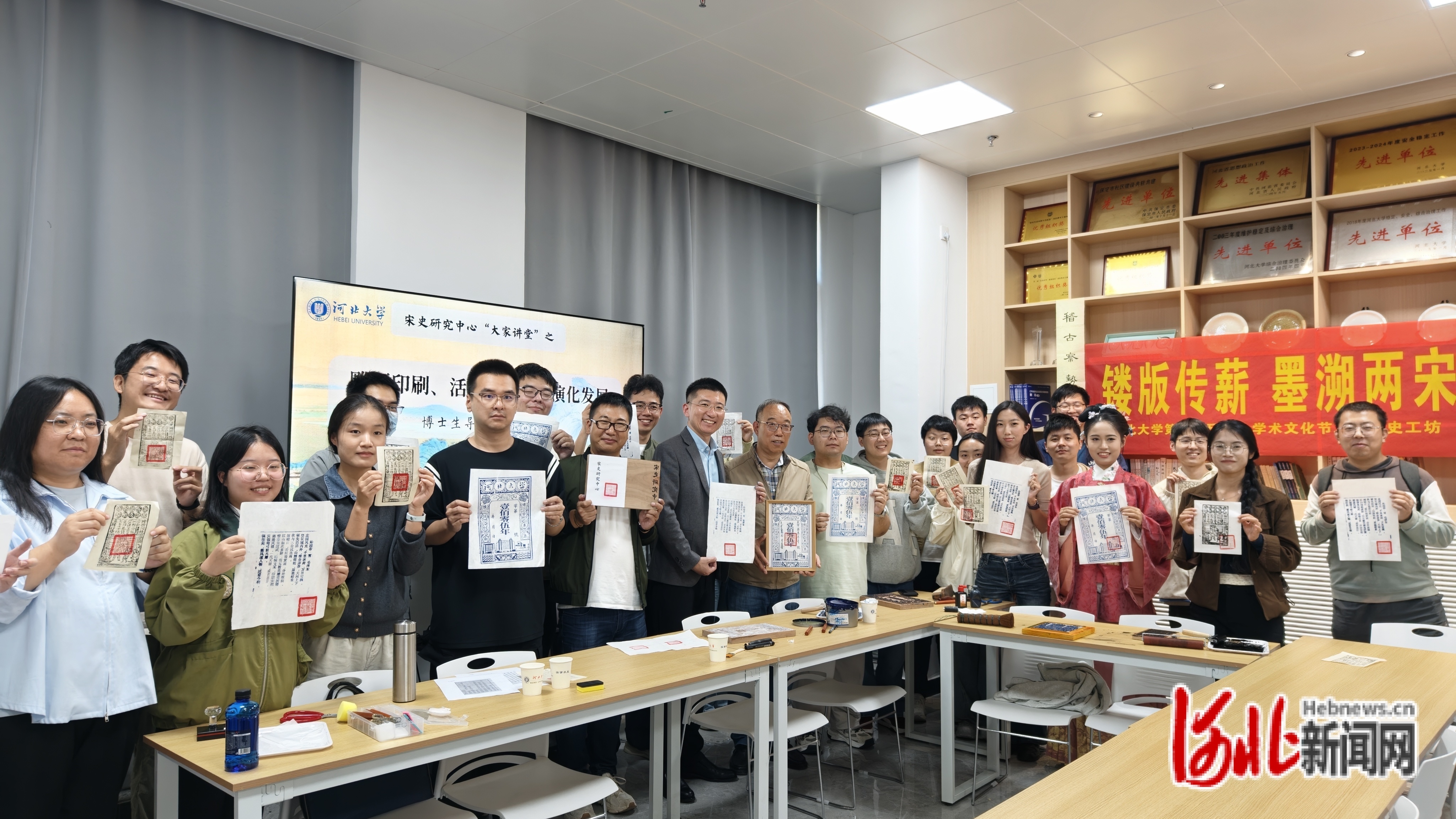 图为师生们在展示体验后的作品。