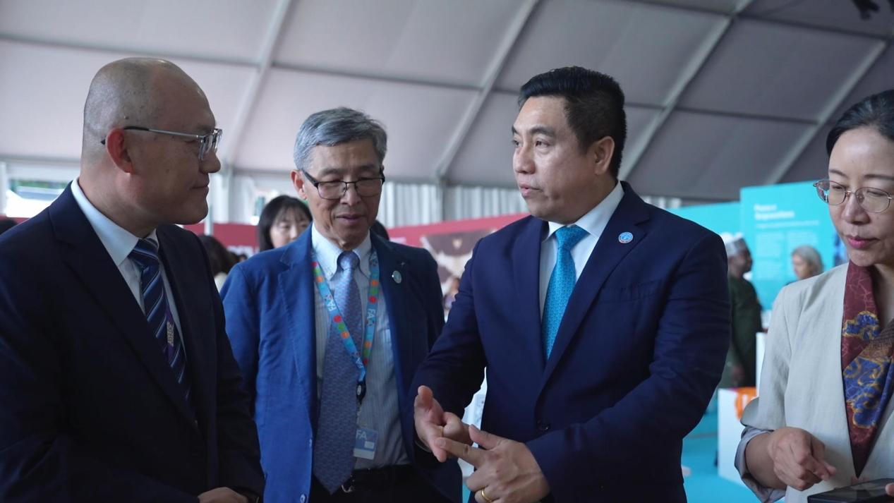 金丰公社董事长曹磊(左一)与参观者交流