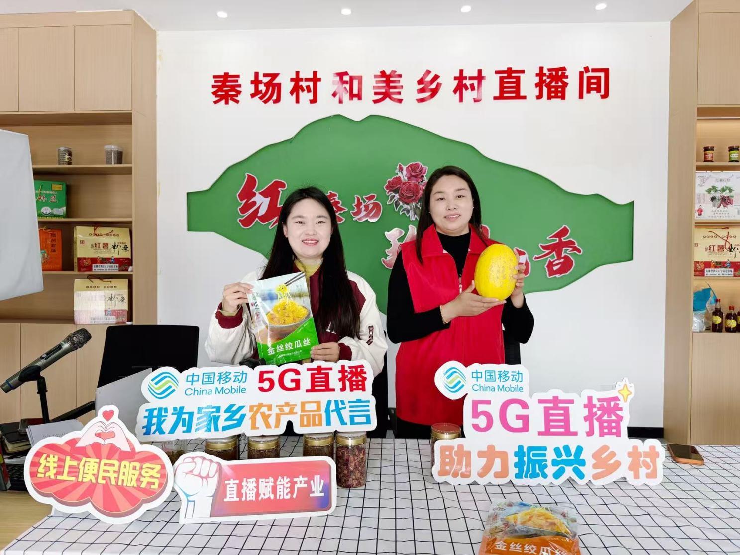 （刘圩网格志愿者帮助我们销售本地特色农产品“金丝茭瓜”）