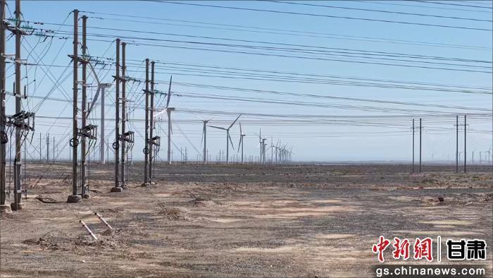 图为肃北县风电产业　童张伟　摄