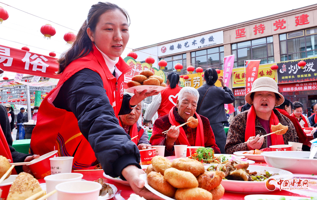 志愿者在“百叟宴”上为老人端上美味佳肴