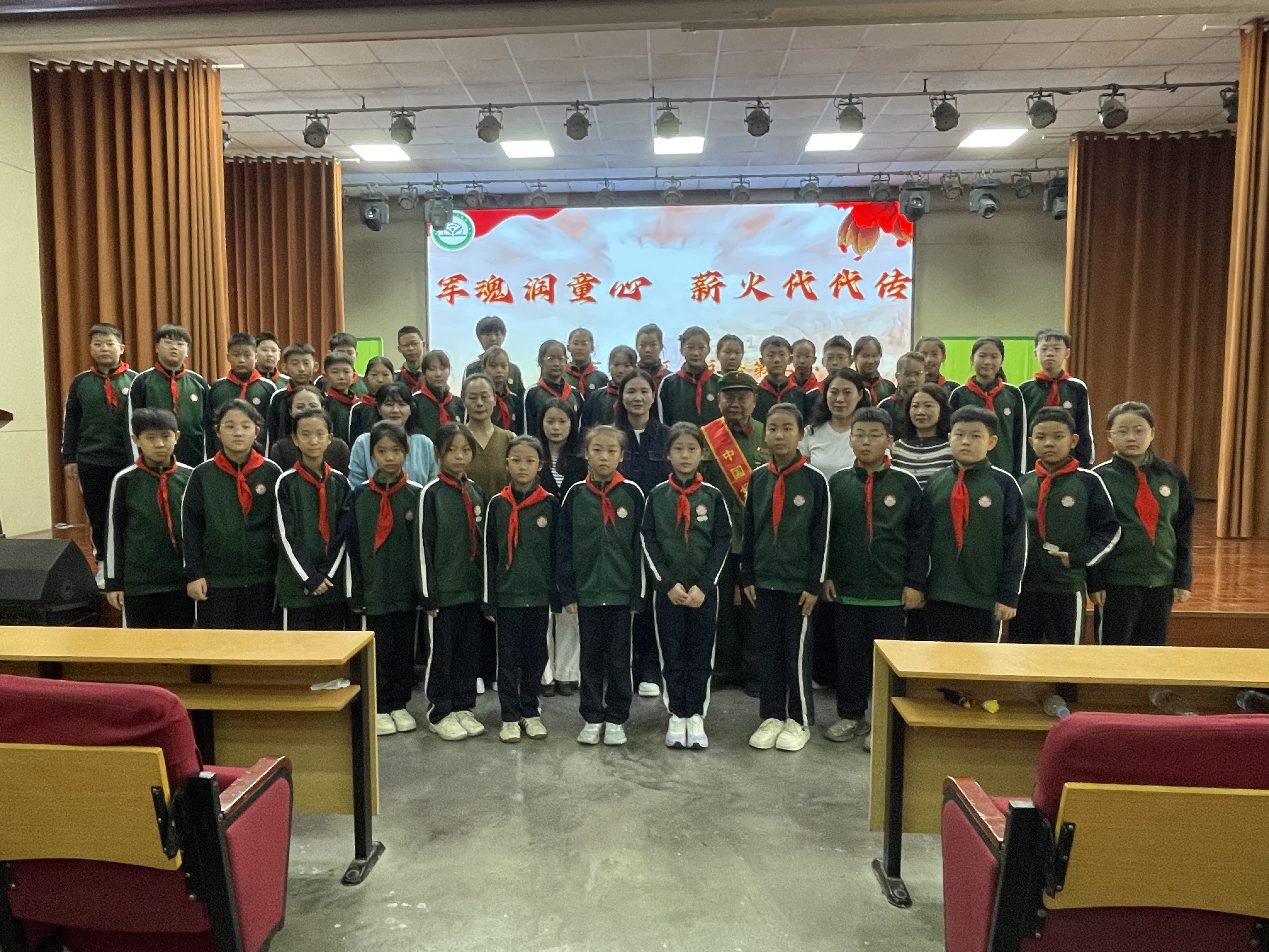 商丘市梁园区:老兵红色宣讲走进民主路第二小学