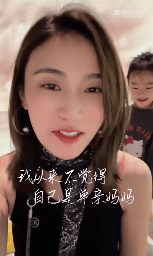 李亚鹏4岁女儿近照曝光,身高已长到120cm