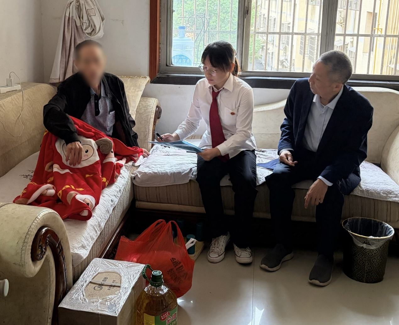 干警耐心为徐某答疑解惑
