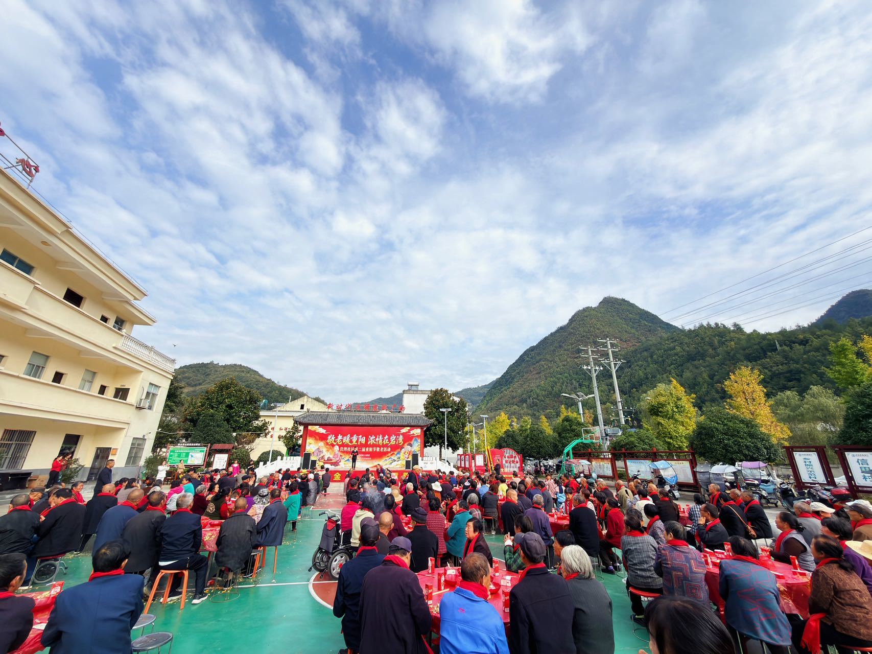 敬老暖重阳 浓情满岩湾——镇安县云盖寺镇新时代文明实践所开展重阳节敬老主题活动