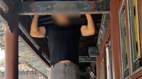 【警方对男子在悬空寺做引体向上立案】男子在悬空寺扒横梁做引体向上 恒