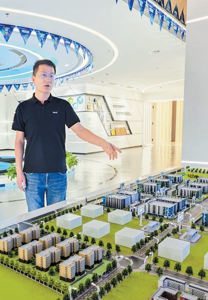 10月9日，合盈数据（怀来）科技产业园展厅内，工作人员介绍园区情况。本报记者 魏雨摄