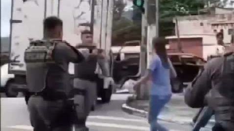 巴西女子持刀与警方对峙被击毙 巴西一女子持刀与警方对峙遭当场击毙,涉