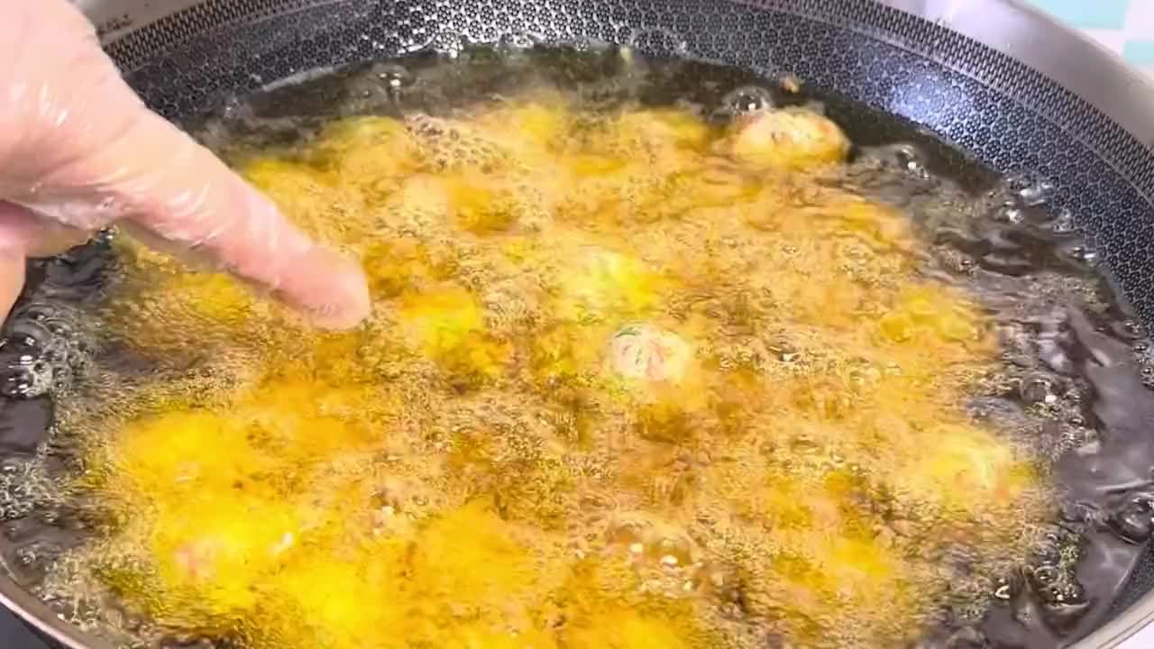 炸萝卜丸子切记不要放面粉跟淀粉，教你正确的做法，酥脆一口一个