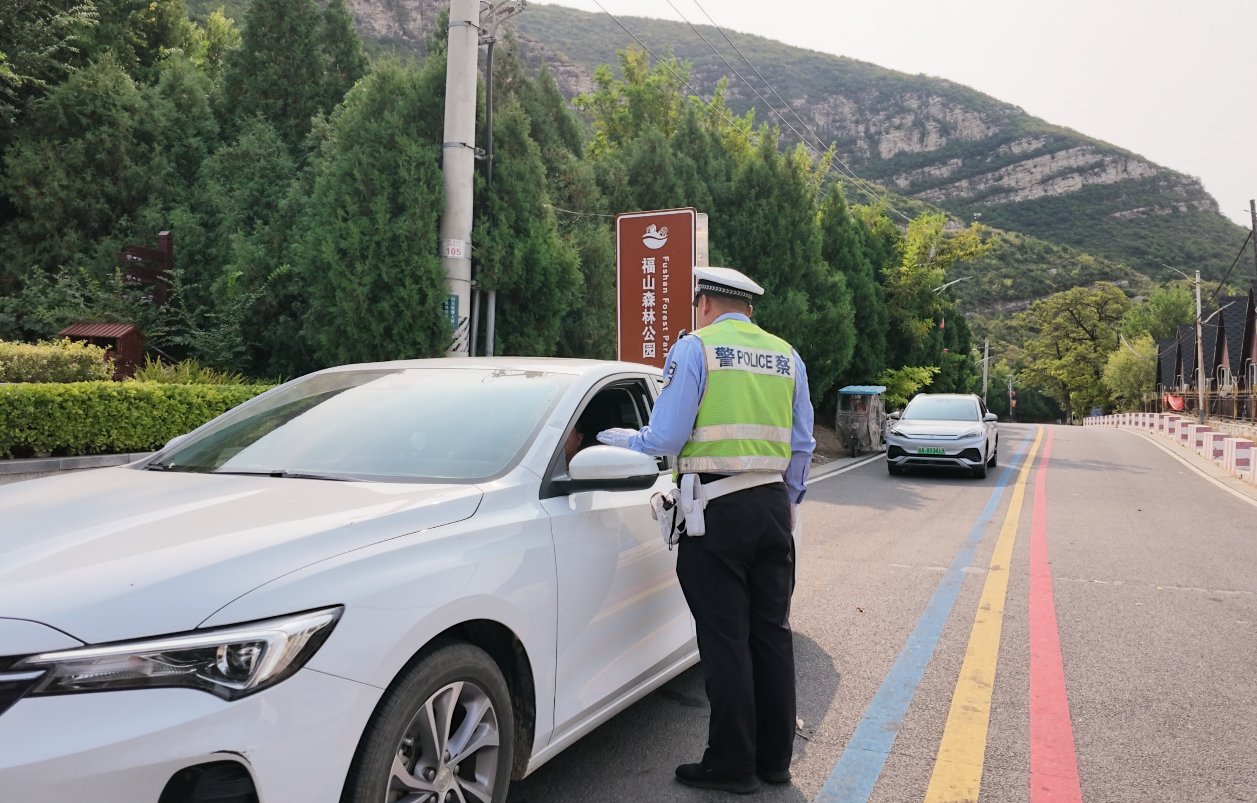 交警在福山沿线疏导车流、规范停车。谢娜/摄
