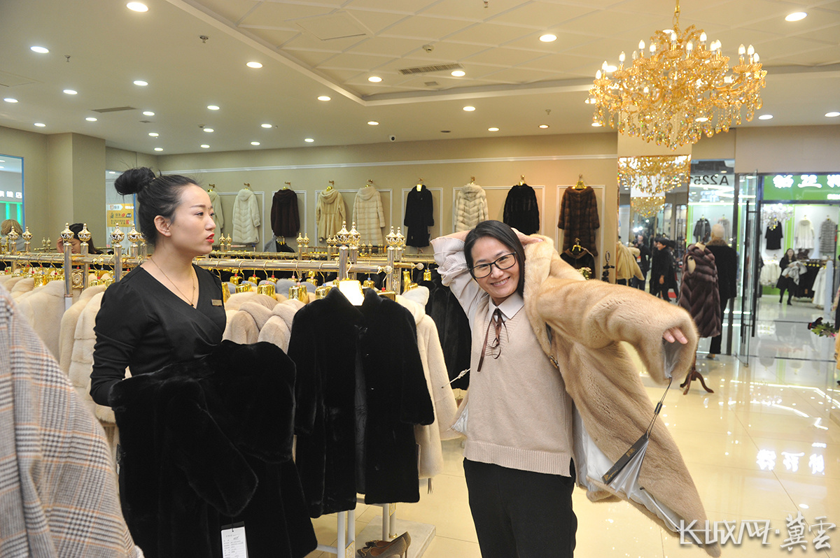 顾客正在试衣服。通讯员 苑立伟 摄