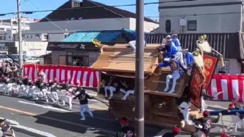 现场画面!日本大阪传统祭典当日发生两次花车侧翻,共造成2人死亡、17