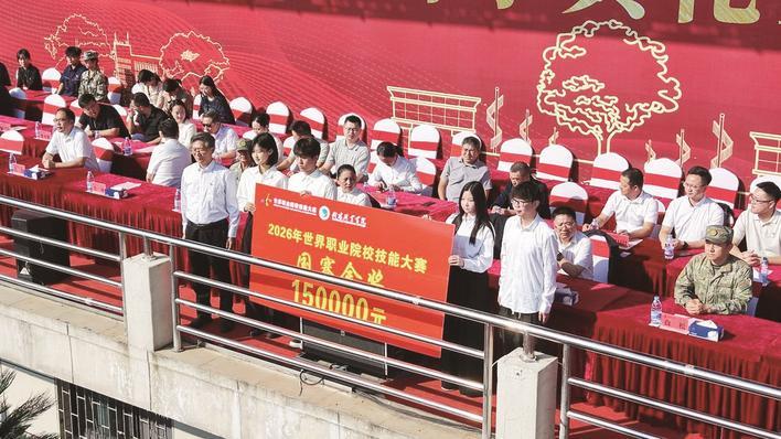 学校向4名学生颁发15万元竞赛奖金 通讯员供图