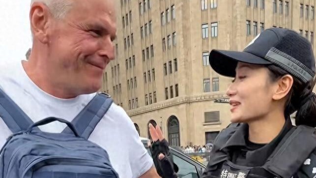 一句“Don't touch me”在海外收获千万播放，外国网友：美丽专业的女警