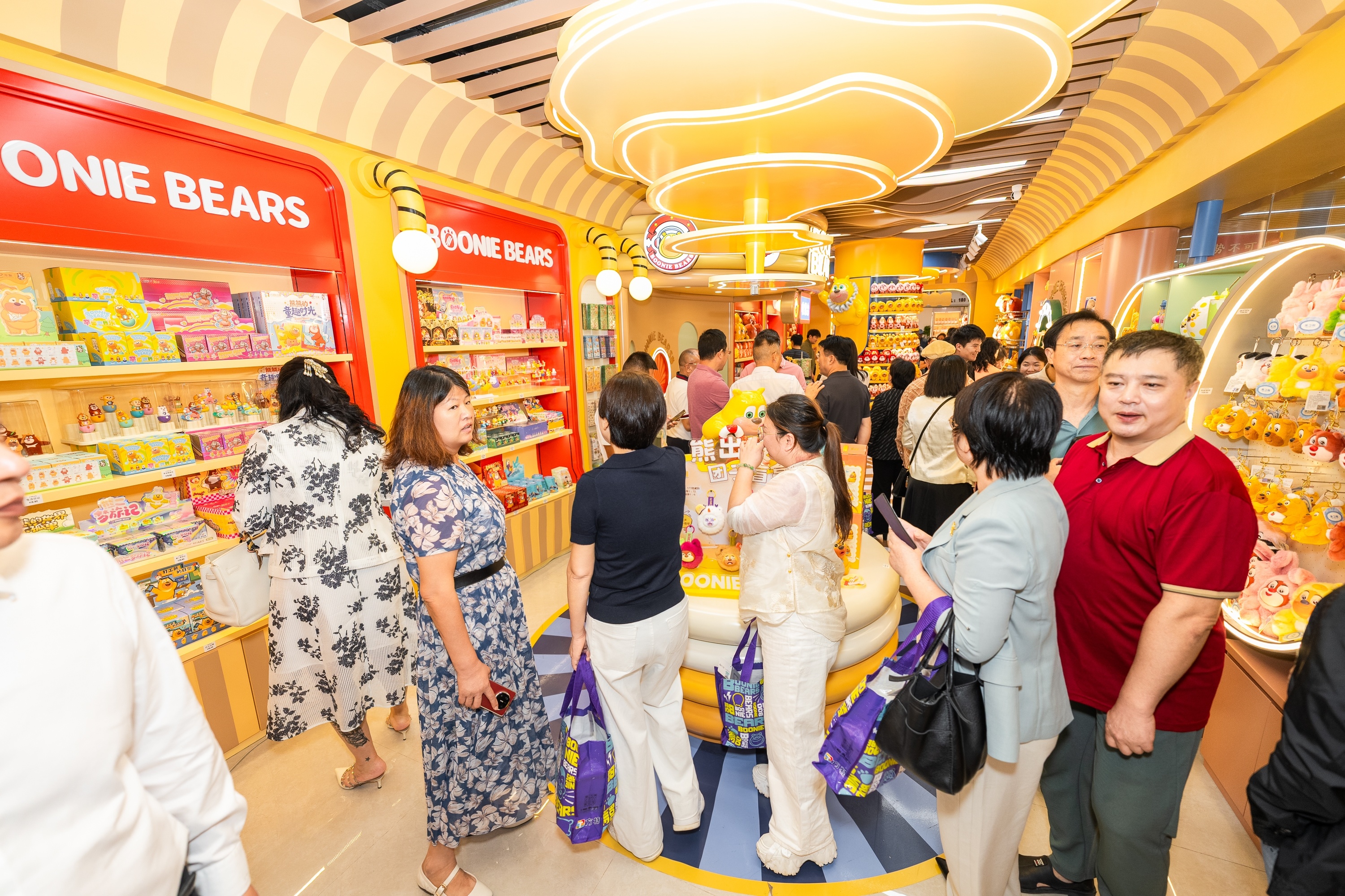 义乌熊出没旗舰店开业人潮如织.jpg