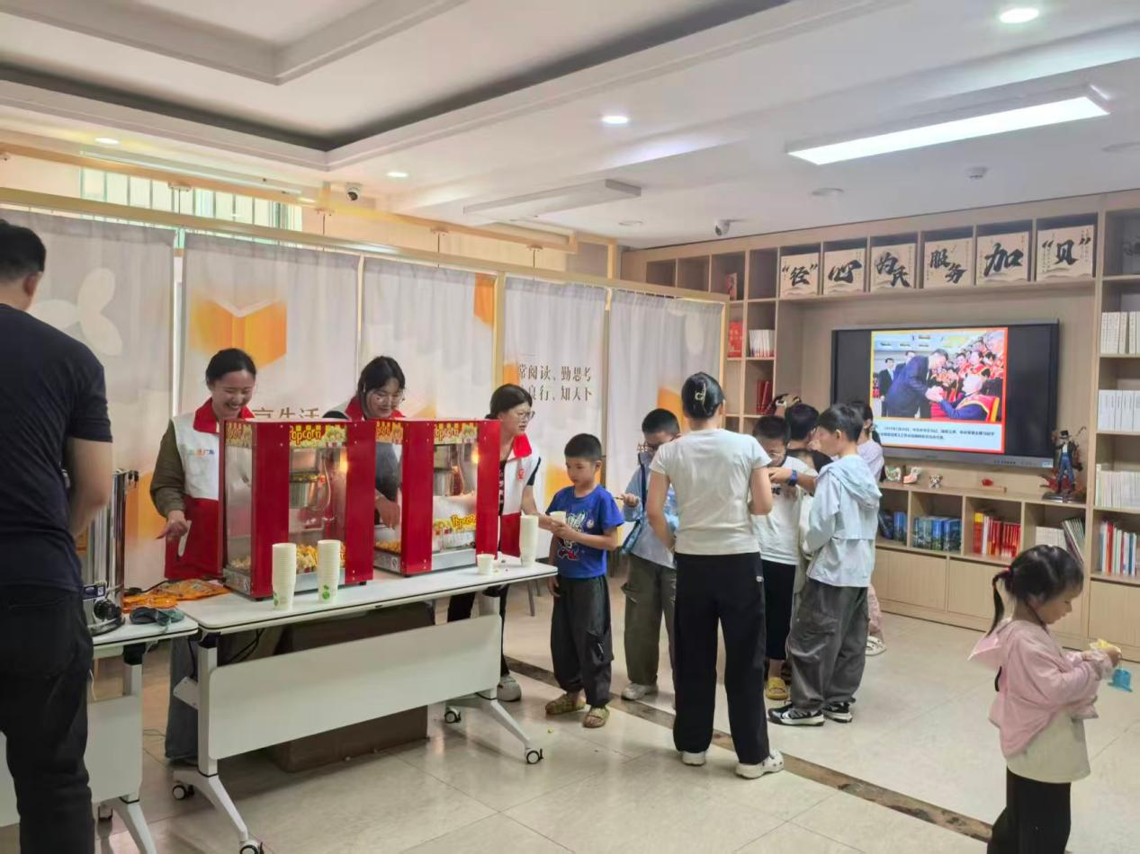 光影忆初心 厚植爱国情——径贝社区开展亲子爱国主题观影活动
