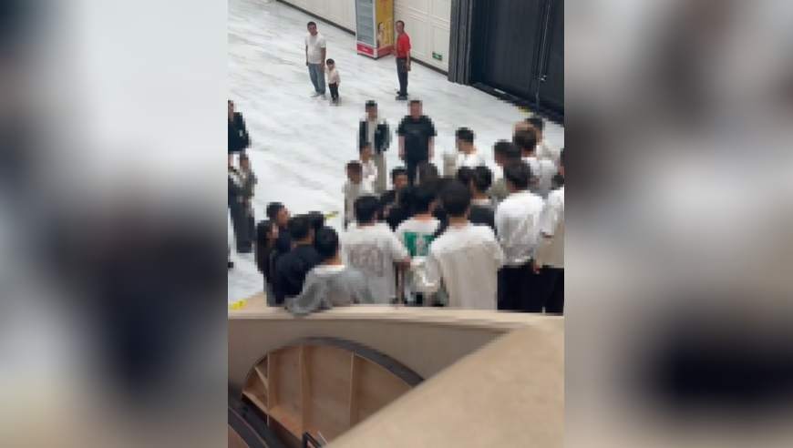 男子同时和两个女人办婚礼、百日宴，还选了同一家酒店！双方亲友堵在楼梯谁也不让谁