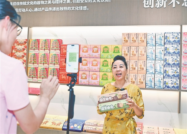 9月15日，东南饼庄中华老字号传承人田华通过网络直播销售产品。