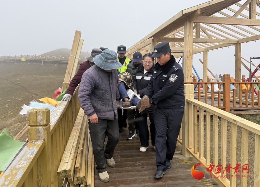 游客失足摔倒腿部骨折　他们接力抬运下山