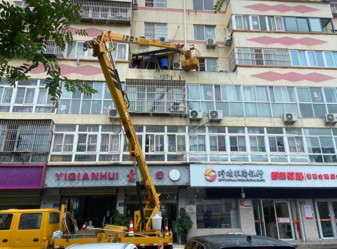 2、盱眙县古桑新寓小区拆除高空锈蚀雨棚.png