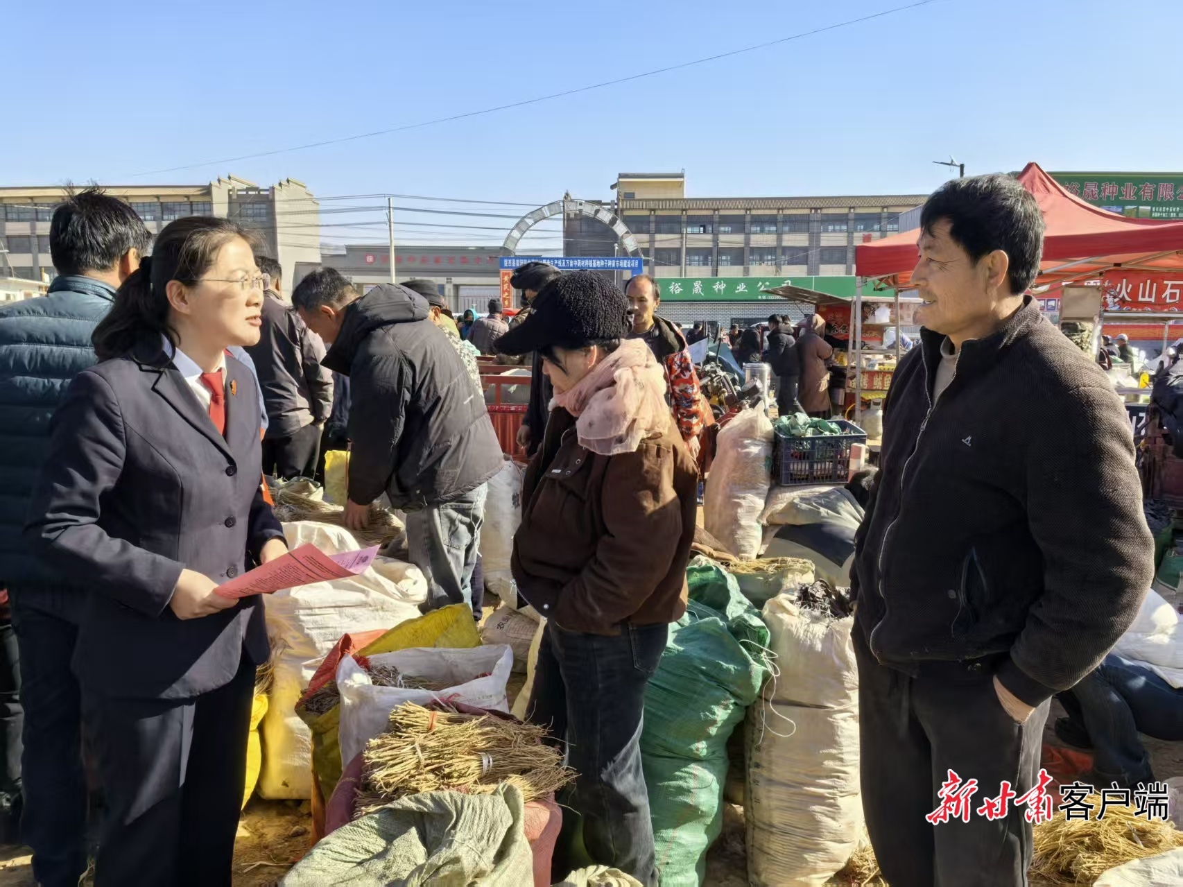黄芪法庭法官在中药材交易市场开展普法宣传