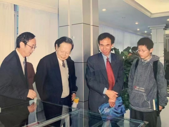 项与秋（右一）读书期间与合肥一中杰出校友杨振宁同框