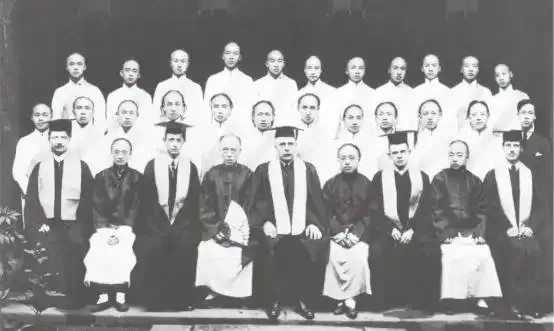 第一个故事 雅礼大学堂首次开学典礼全体师生合影.png