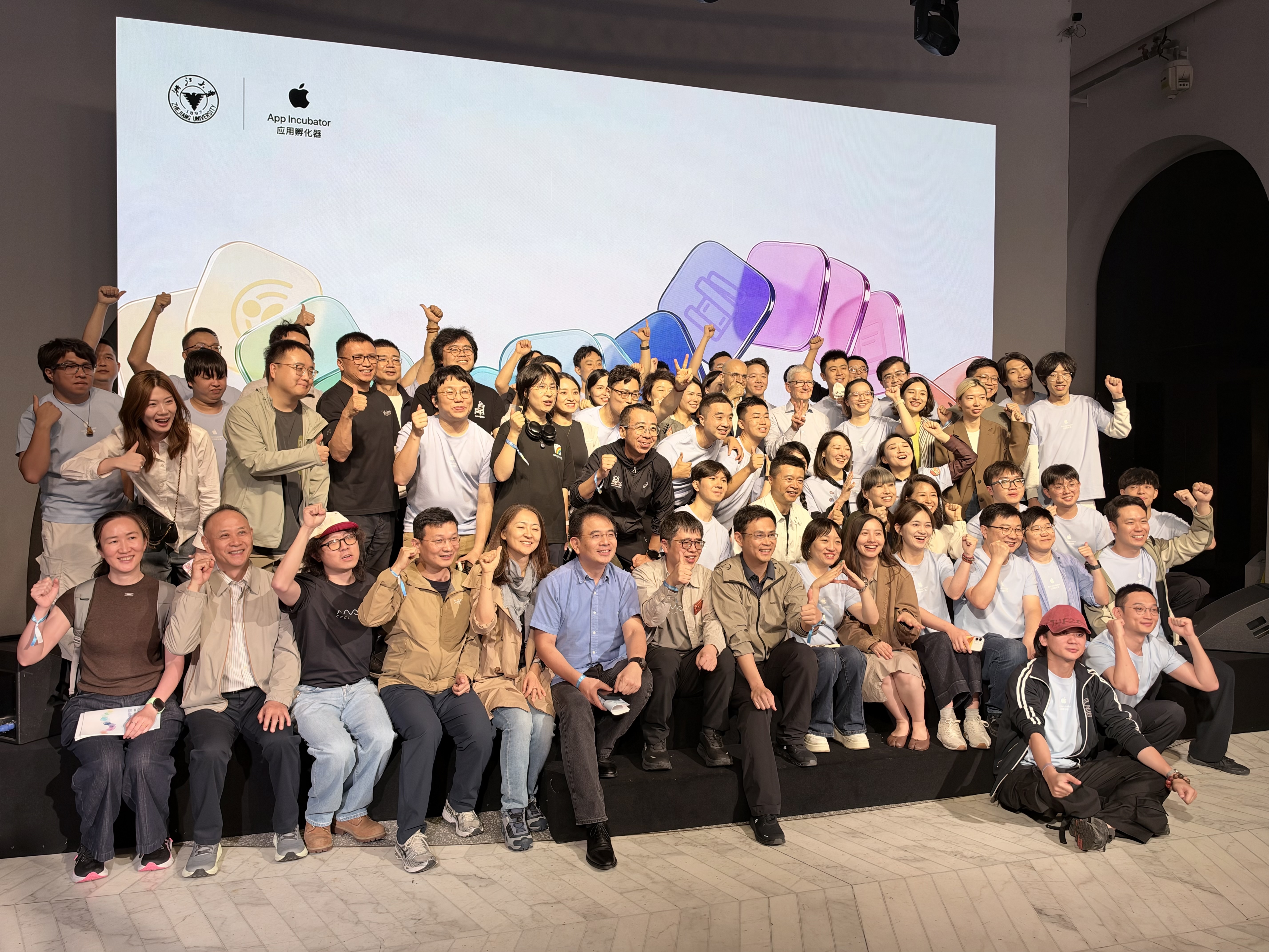 Apple应用孵化器首期学员亮相北京:Tim Cook出席,Viba获2026年度加速先锋奖