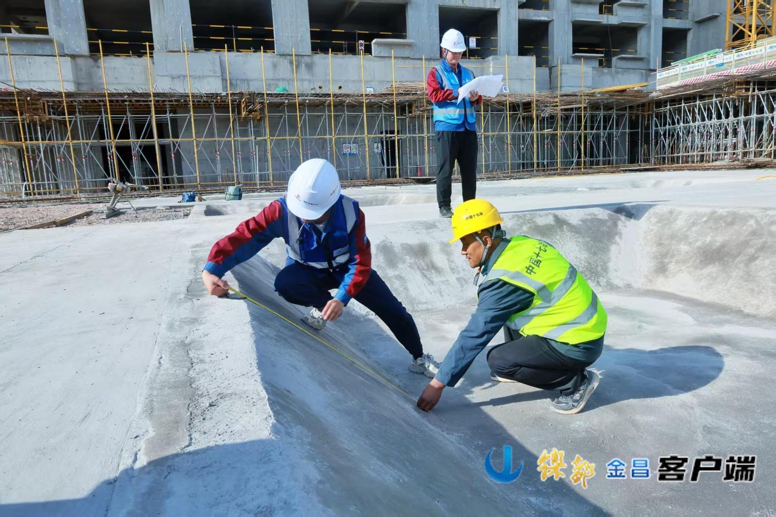 △项目部工程技术及质量监管人员在查验基坑施工质量