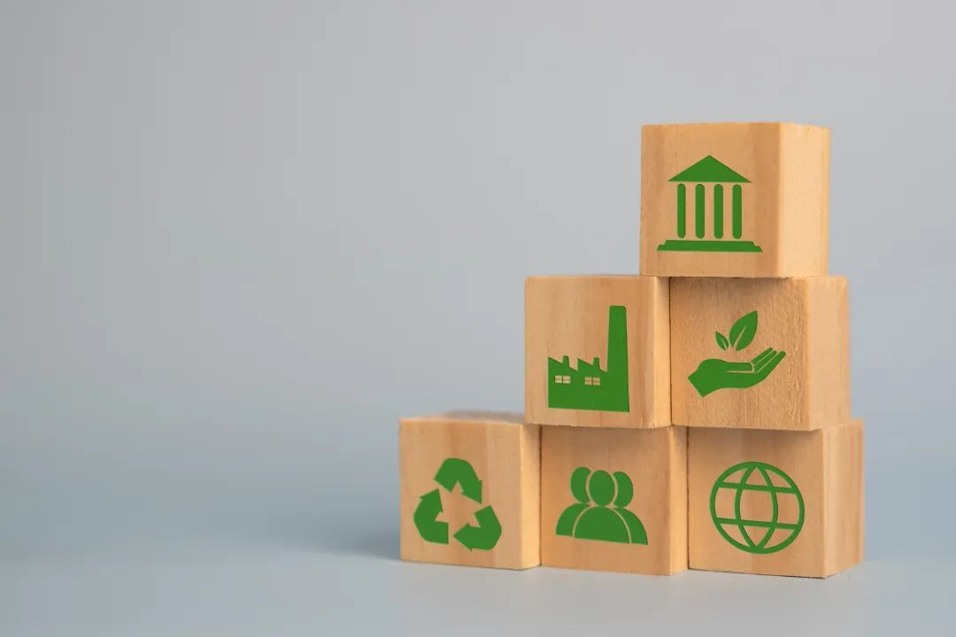 千库网_木立方块 Esg 环境社会和治理生态概念的组织可持续发展。投资和管理污染以减少全球变暖。_摄影图编号16884281.jpg