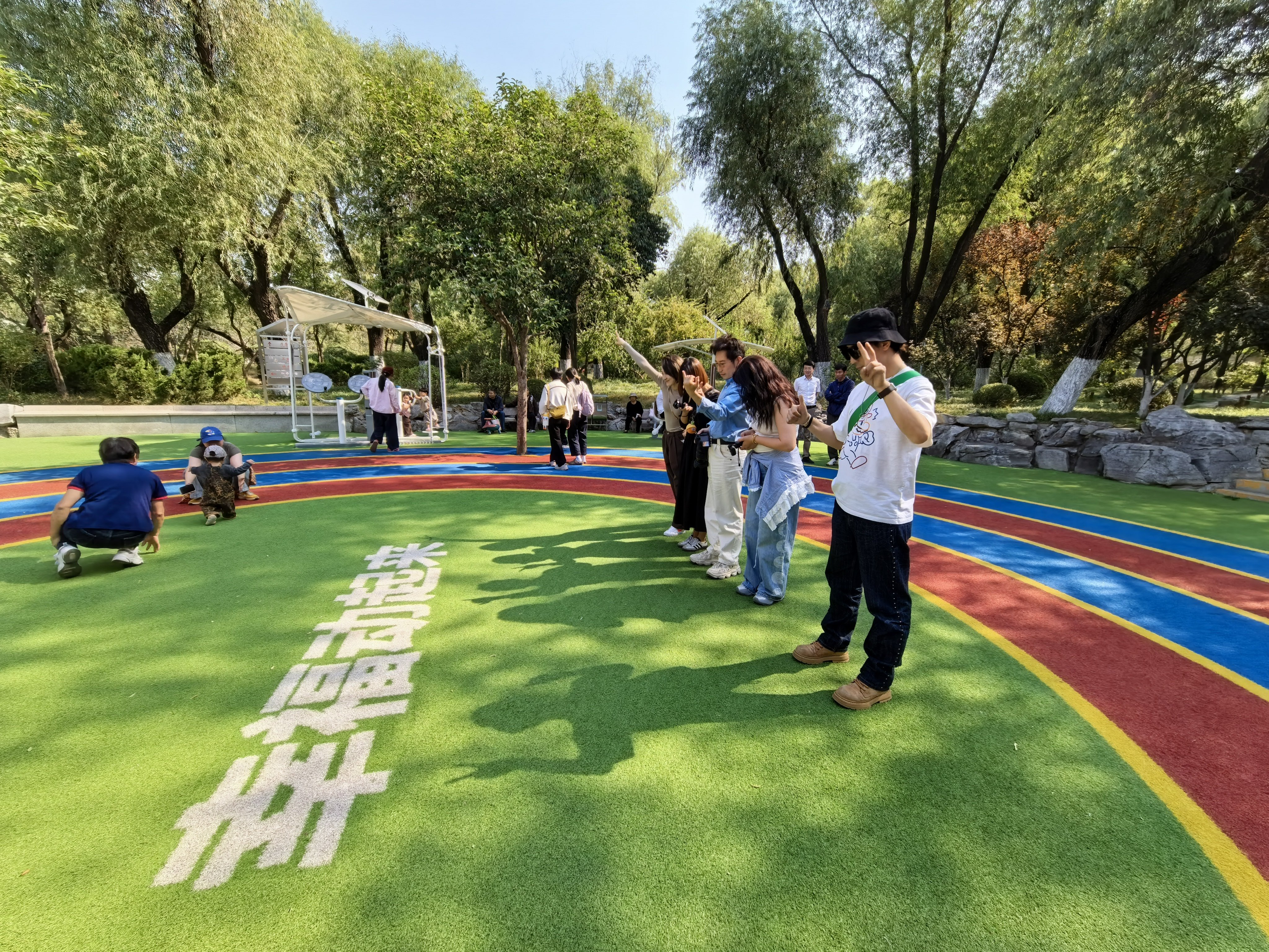 把健身房“搬”到户外,济南这处公园的智慧健身步道真酷
