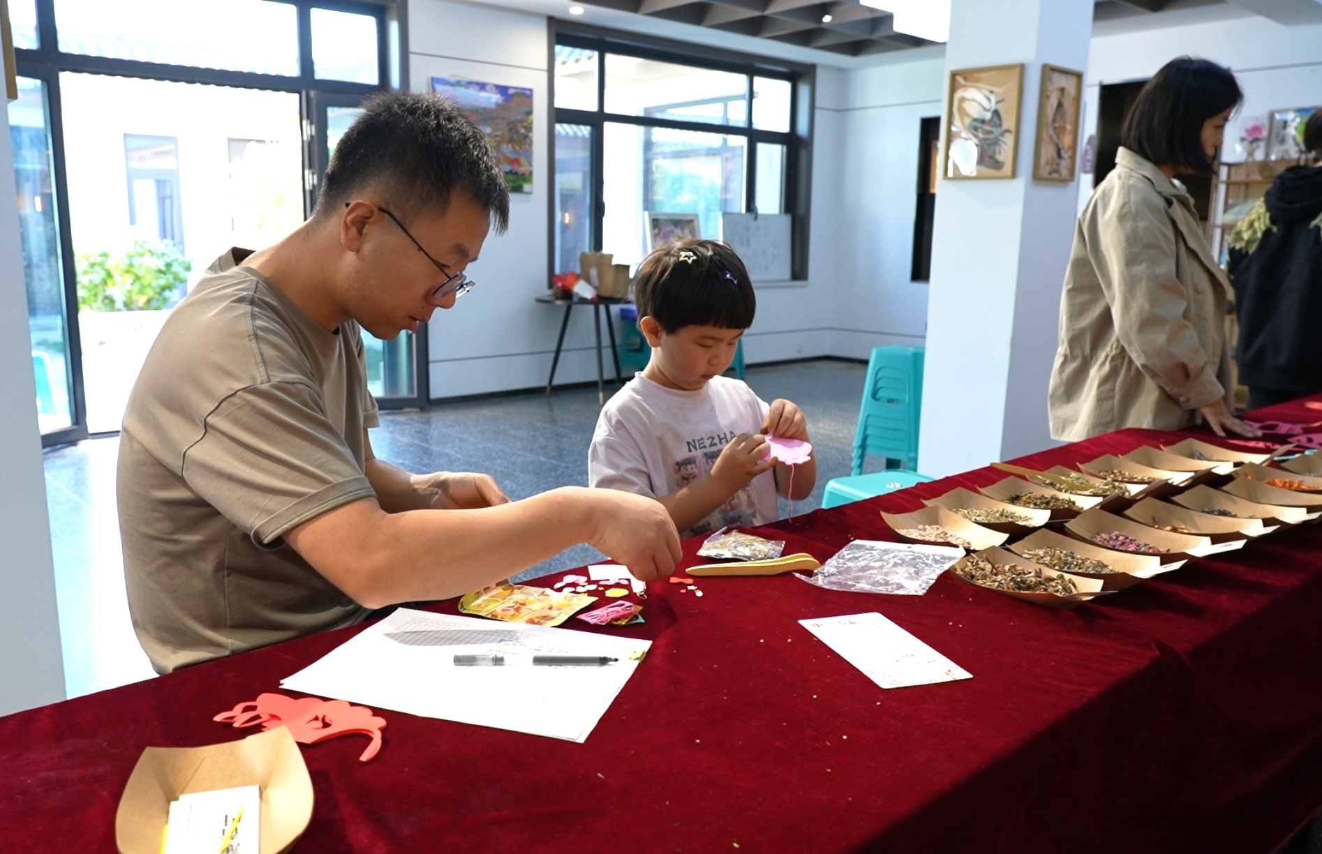 小朋友和家长一起学习艺术品制作