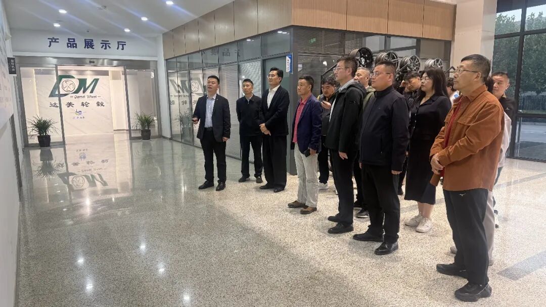 图注：陕西达美轮毂企业，任广斌董事长为考察团成员介绍达美轮毂的发展历史