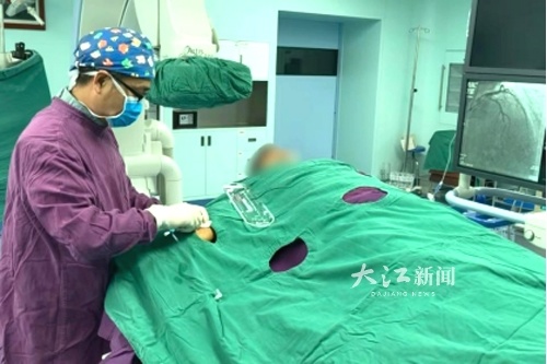 医生正在为患者进行急救（通讯员供图）