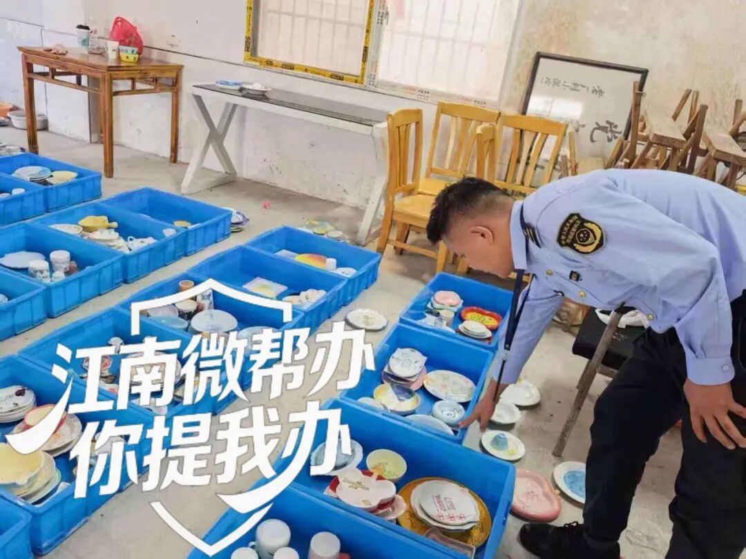 图片所示为珠山区市场监督管理局工作人员现场走访涉事店铺。