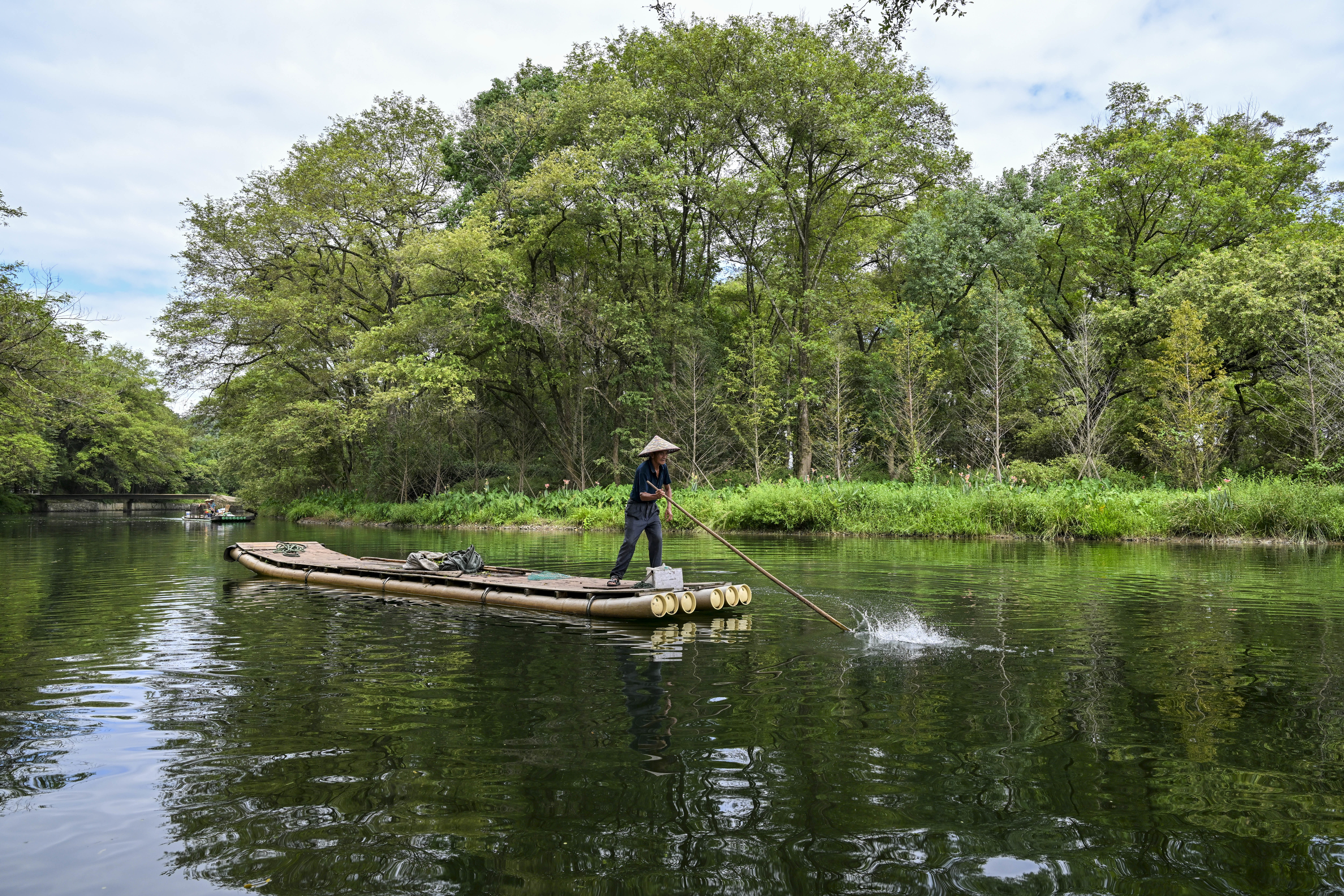 石门村村民在清理河道.jpg
