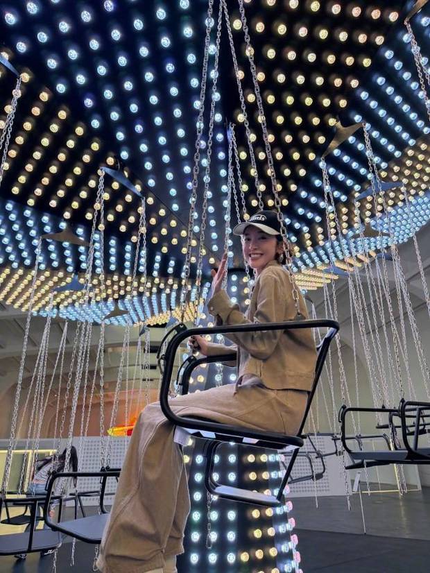 唐艺昕看展随拍 卡其色套装搭配棒球帽元气十足