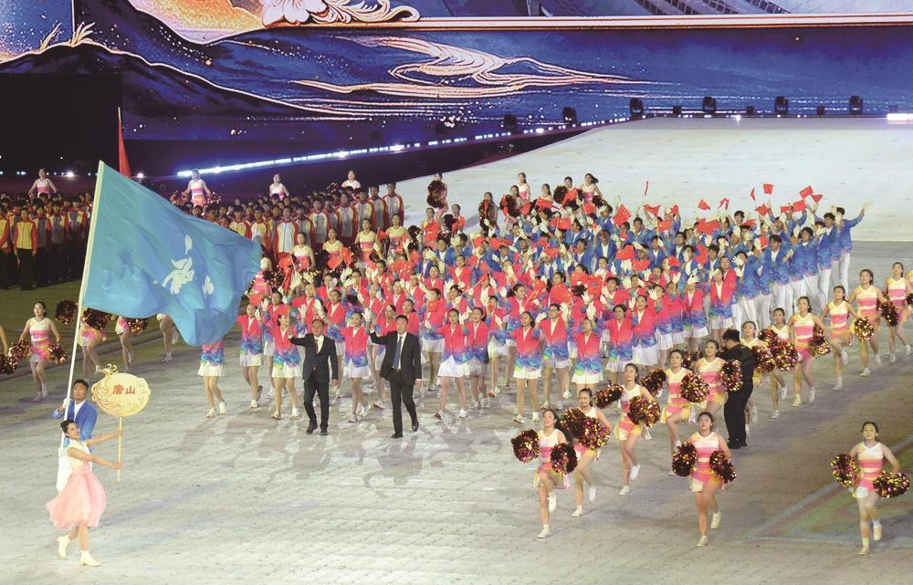 河北省第十七届运动会开幕式上唐山代表团入场。