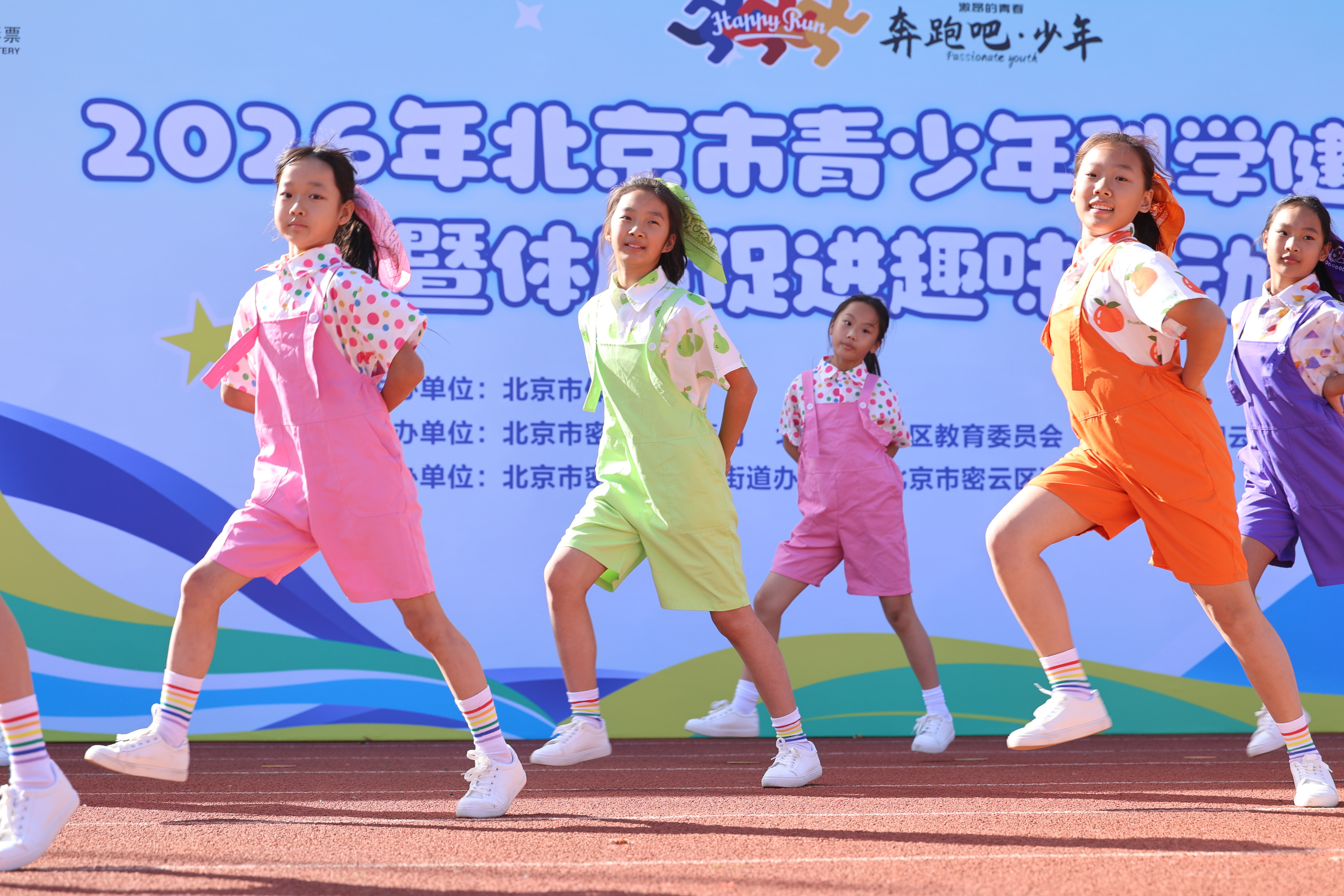 冠军榜样加持!专业队伍赋能田径传统校 科学训练助力少年逐梦赛场