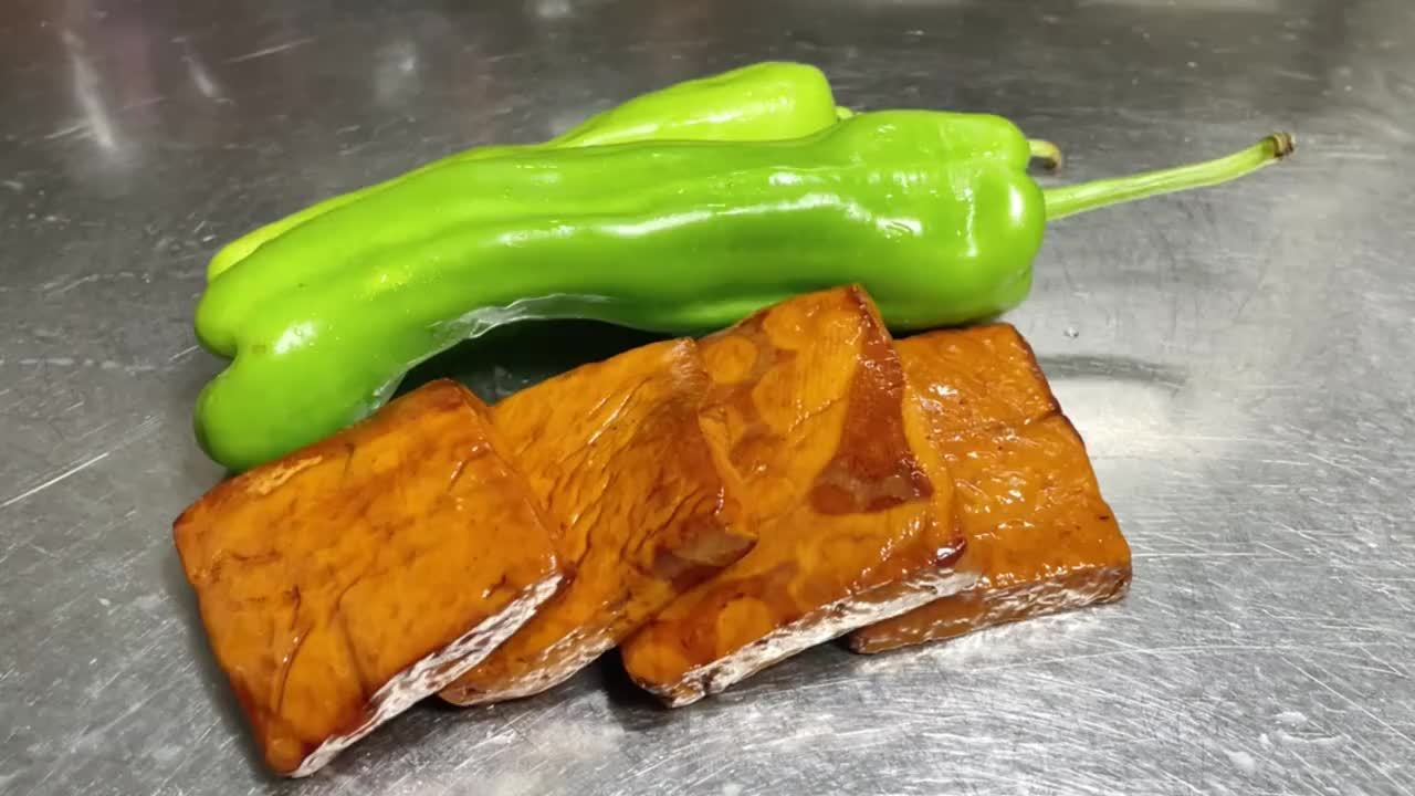 炒香干最忌直接下锅就炒，大厨教你详细做法，开胃又下饭